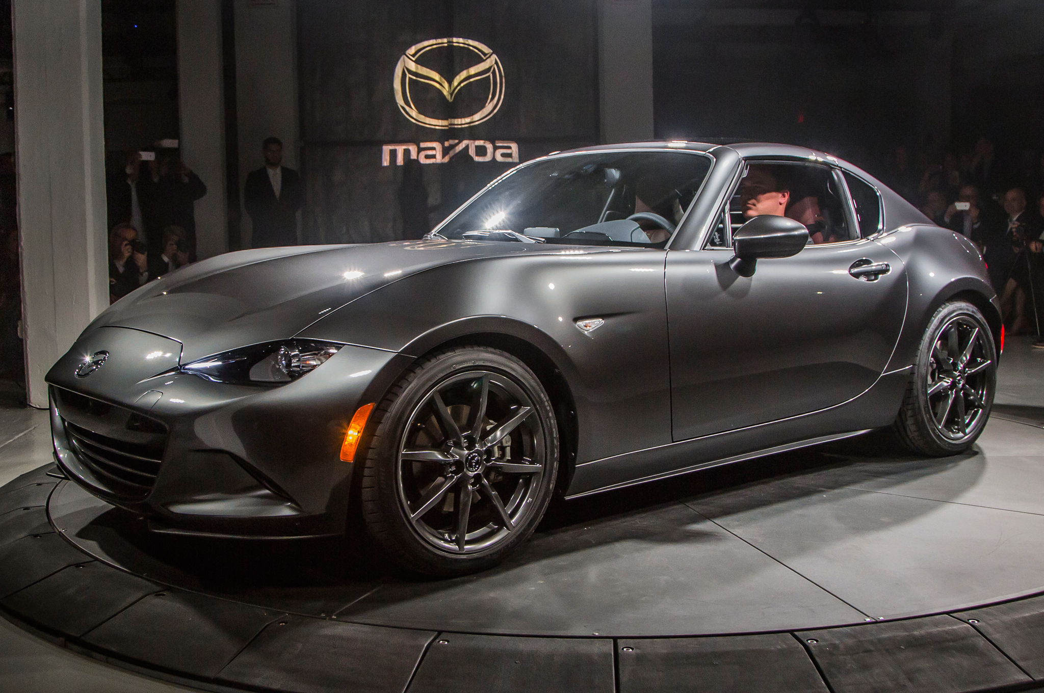 Mazda MX-5 Miata RF phiên bản 2017: thiết kế khác lạ