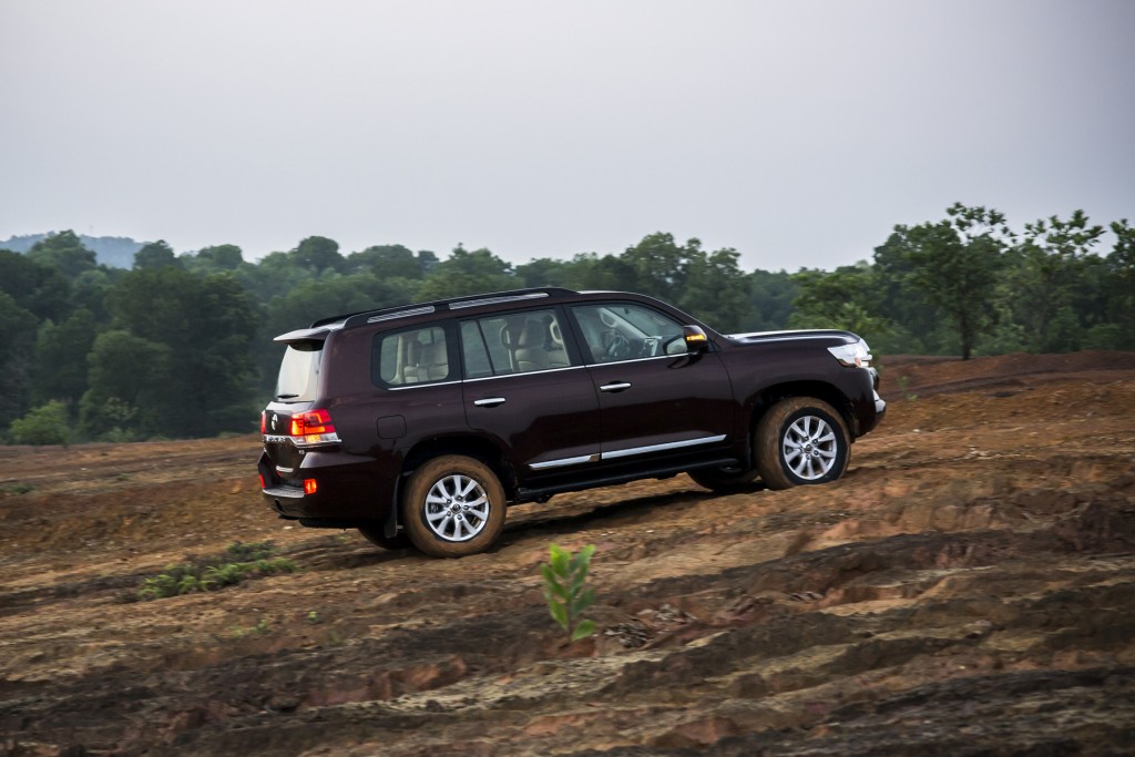 Toyota Land Cruiser 2015 - mẫu SUV điềm đạm và chững chạc